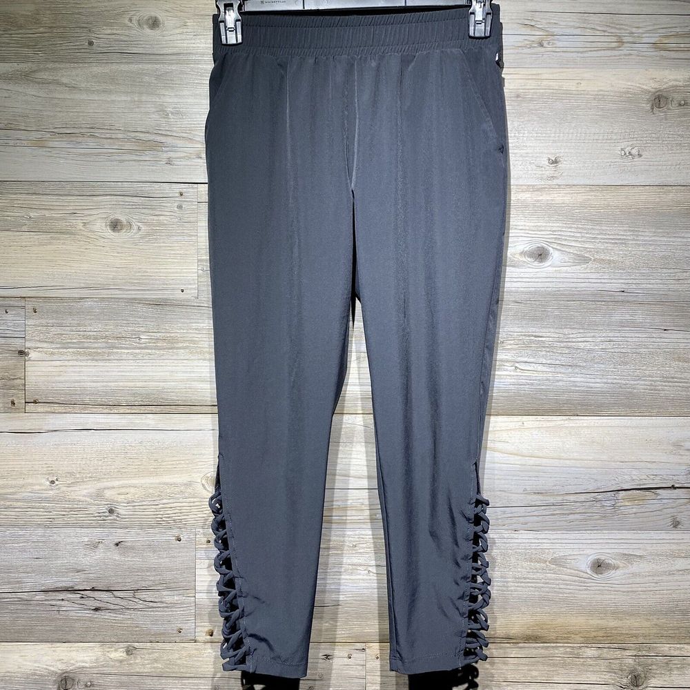 Fabletics Womens XS Gray Cropped Capri Leggings Athletic Pants Criss-Cross Woven